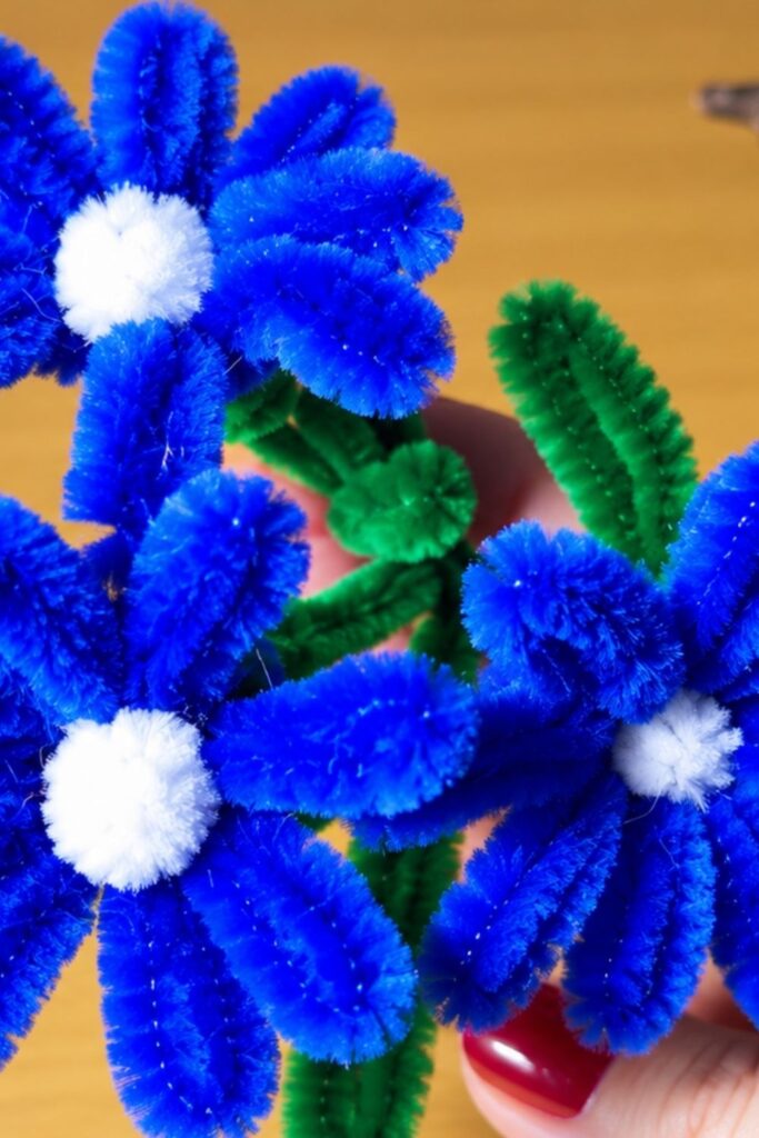 flores con limpiapipas azules