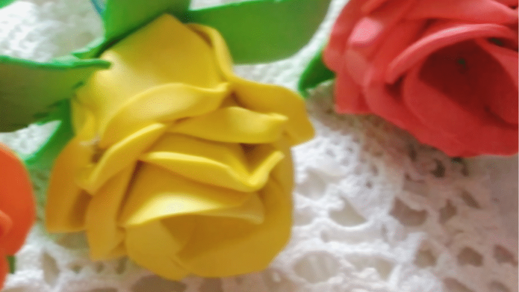 🌹Cómo Hacer Rosas en Goma Eva con Tallo